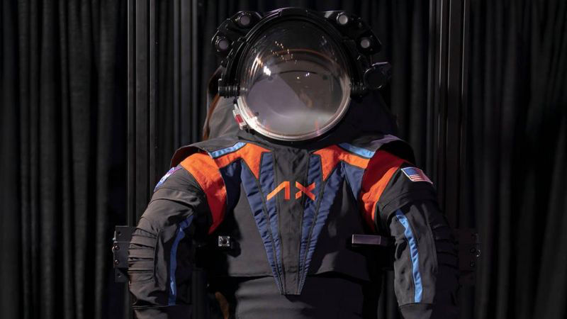Компания Axiom Space представила скафандр для полета на Луну.