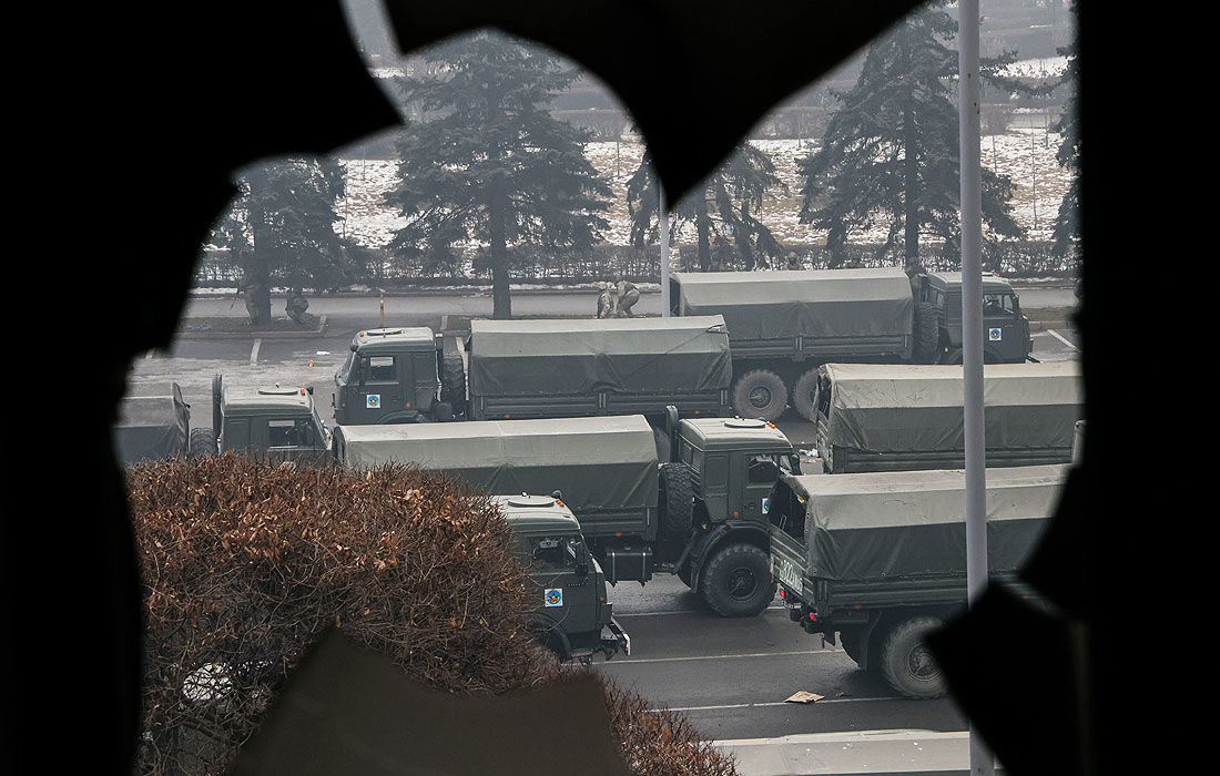 Алма-Ату полностью окружили блокпостами с десятками военных.