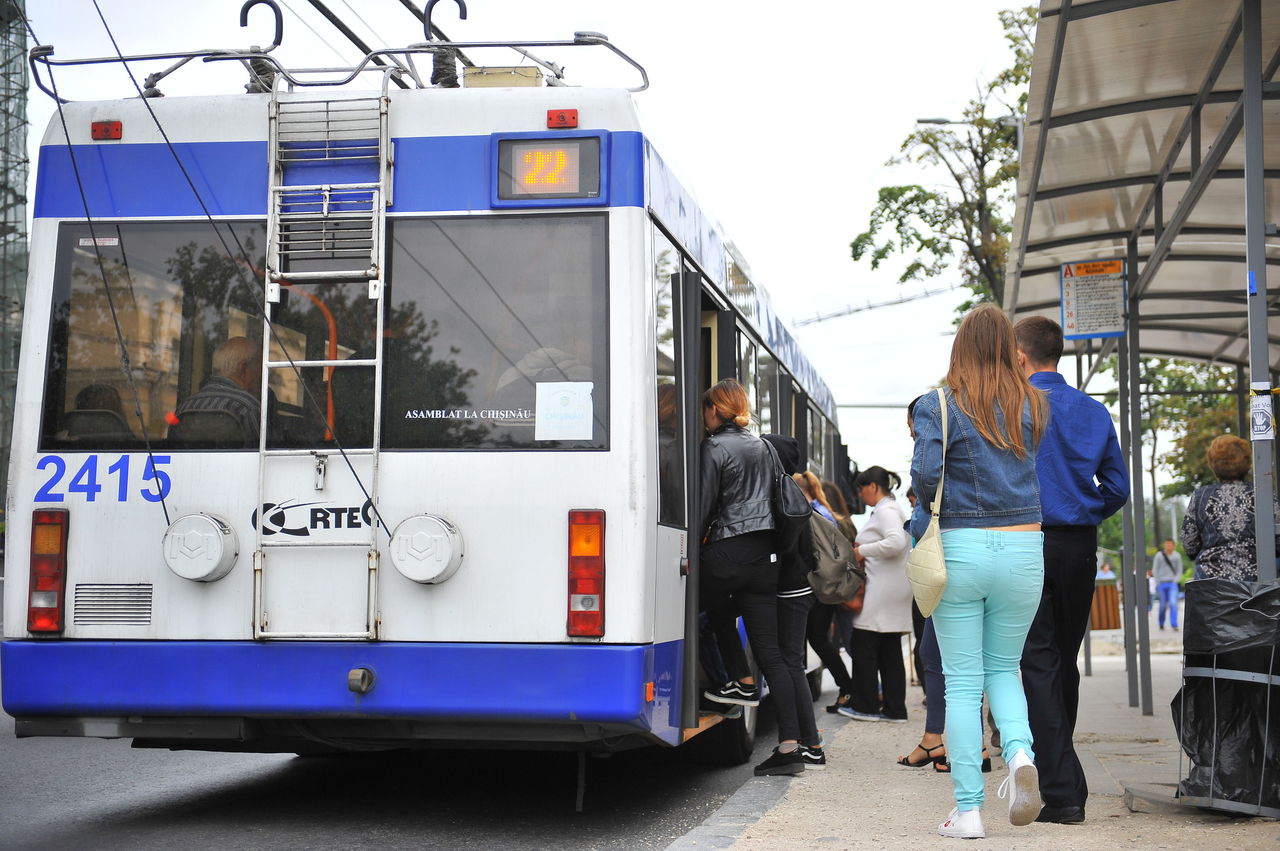 Criză de taxatori în troleibuze. Soluția disperată a angajatorului