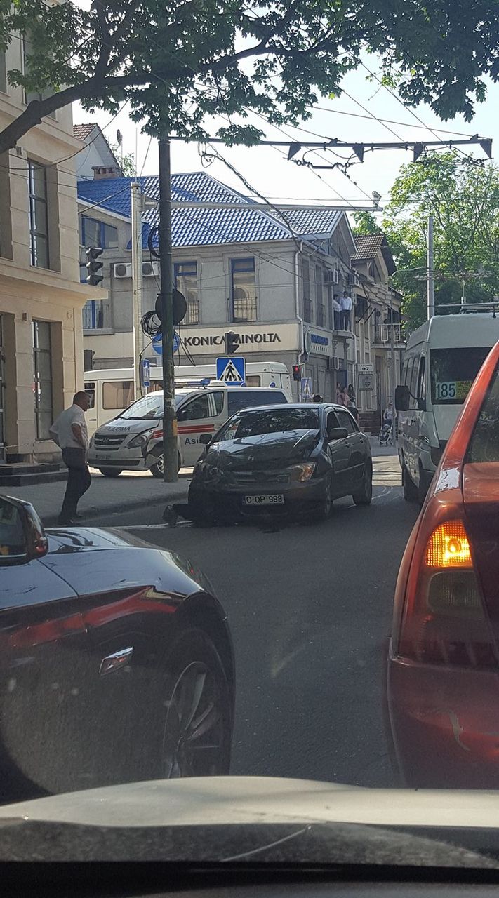 Скорая помощь попала в аварию в центре Кишинева.
