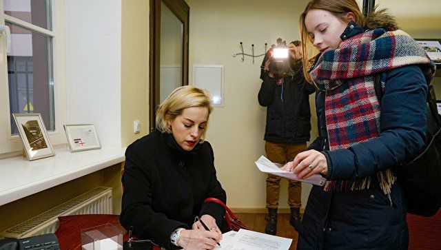 В сейм Латвии передали подписи в поддержку образования на русском языке.
