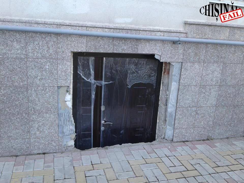 Жильцы дома утверждают, что владелец части подвала намерен устроить в нем квартиру и позднее сдавать ее в аренду. Фото: Chisinău Fail.
