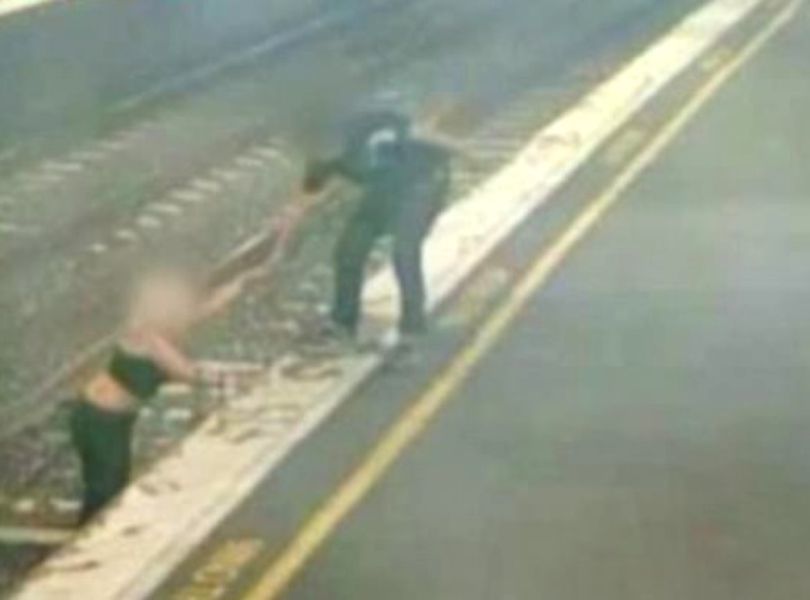 O femeie a fost salvată în ultima clipă de pe șina de tren. Foto: digi24.ro