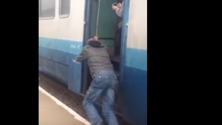Așa ceva mai rar vezi: Pasagerii împing trenul