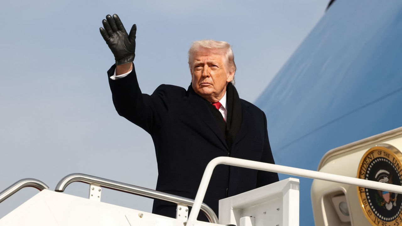 Avionul lui Trump a fost nevoit să se întoarcă la bază din cauza unor probleme electrice.
