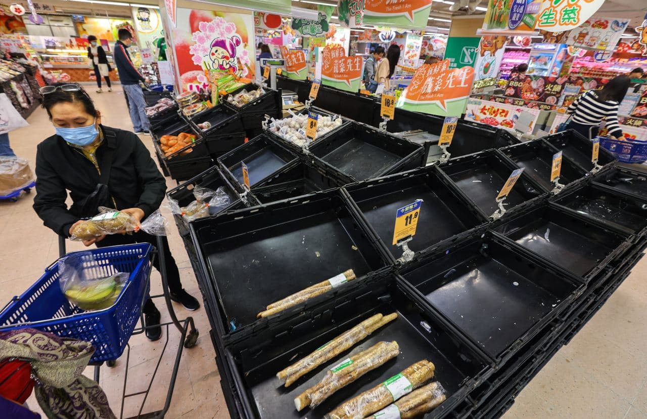 Паника в Гонконге: всплеск COVID вызвал ажиотаж в продуктовых магазинах.