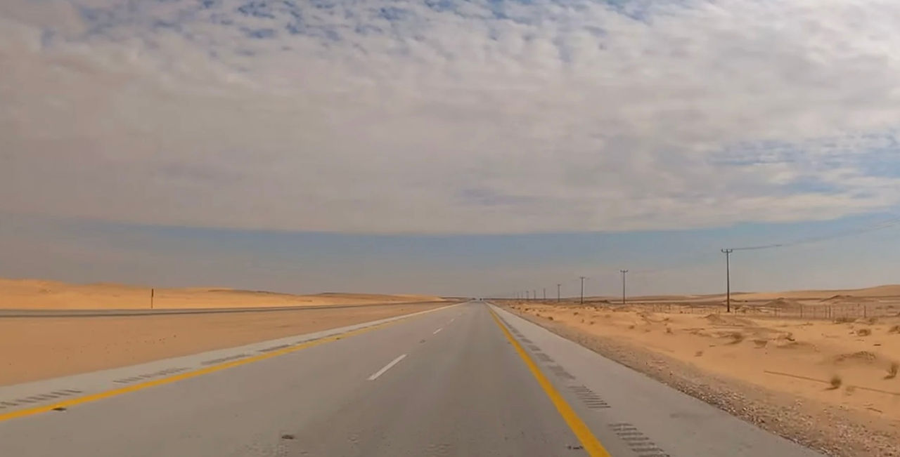 Cel mai lung drum fără nicio cotitură traversează inima deșertului arab Rub al-Khali.