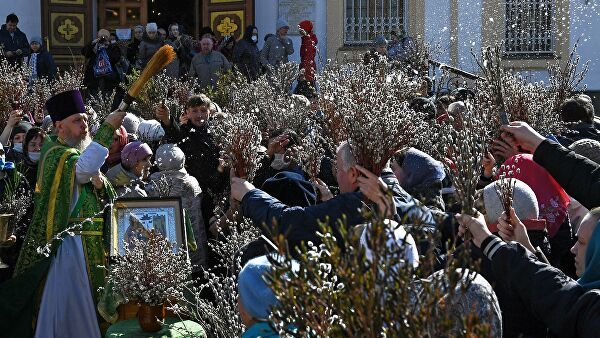 Священник: Освящение куличей и верб в храме - просто традиция.