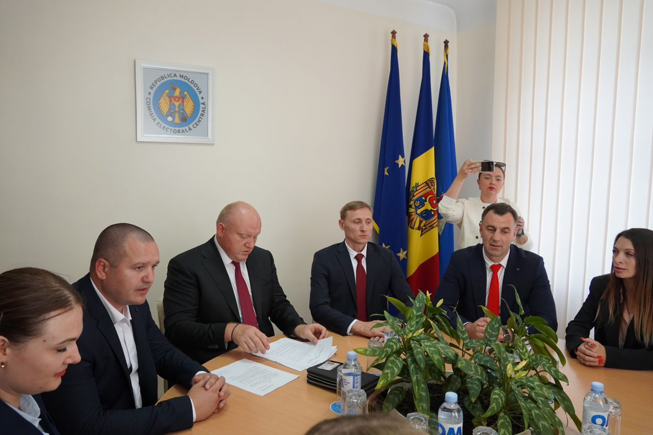 Vasile Bolea a mers din nou la CEC: A înregistrat grupul de inițiativă pentru alegerile prezidențiale.