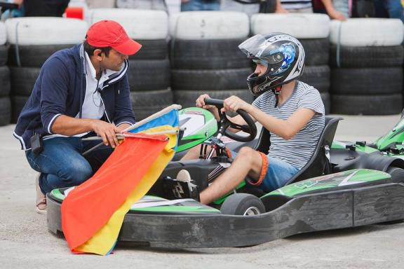 Chiril Gaburici, arbitru la un concurs de karting. Foto: deschide.md