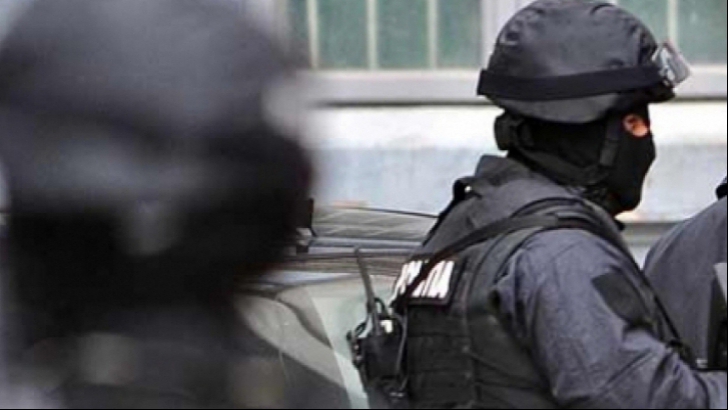 Aceştia au fost arestaţi în flagrant în timp ce primeau de la un bărbat 5 000 de dolari SUA.