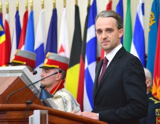 Министр обороны встретится с представителями НАТО в Брюсселе.