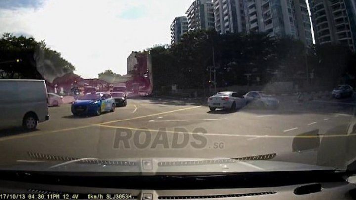 O mașină fantomă, filmată cum provoacă un accident în trafic