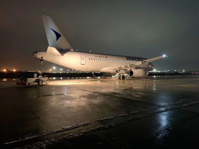Опубликованы кадры с места посадки SSJ-100 на недействующую полосу.