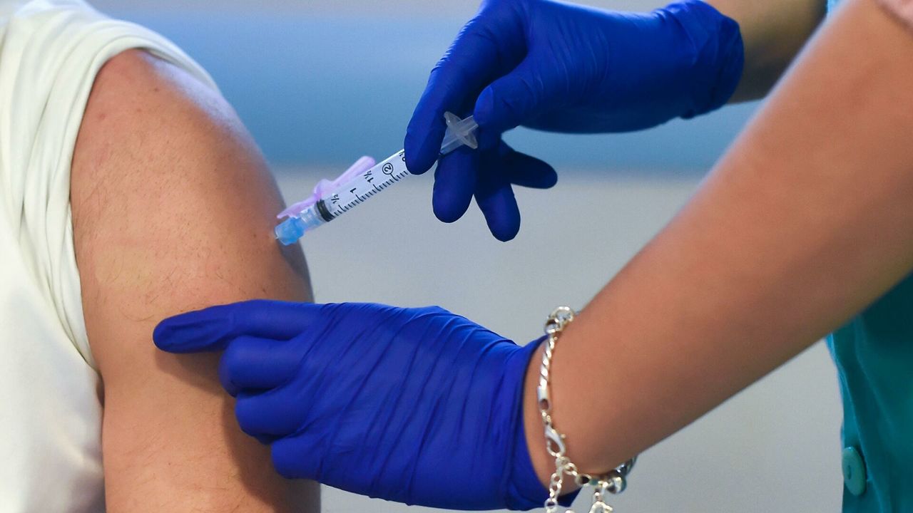В Испании из-за фейка тысячи людей пришли в центр вакцинации.