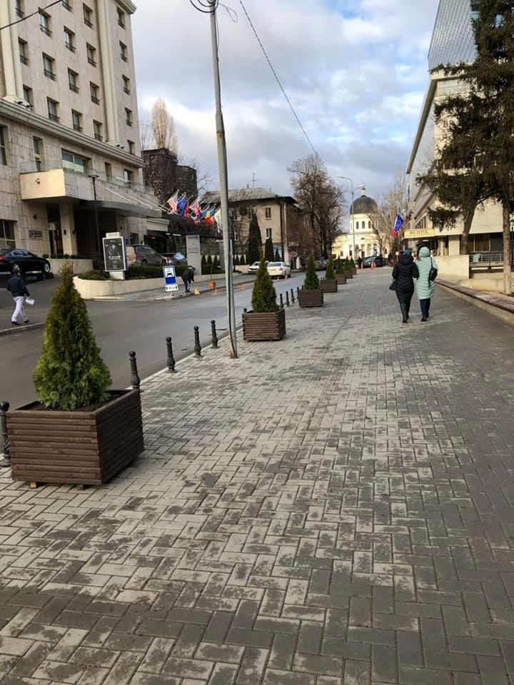 Реконструкция сквера у театра Чехова перешла в завершающий этап.