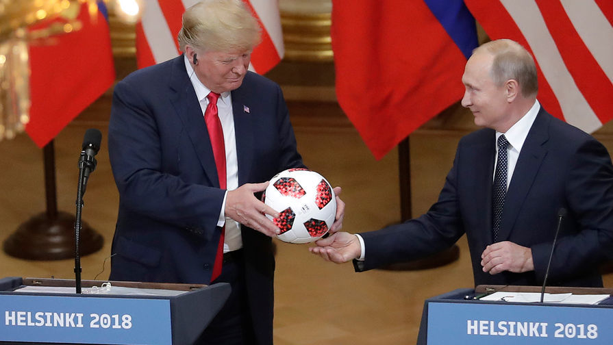 Путин подарил Трампу мяч.