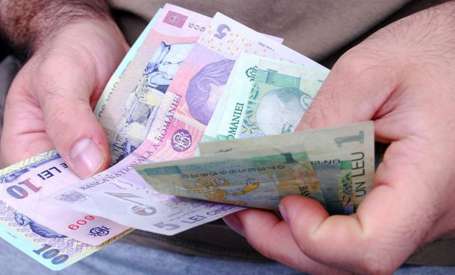 Aproape două treimi dintre români nu reușesc să economisească.
