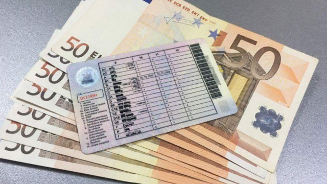 Permise de conducere fără examen. Un bărbat, reținut de CNA.