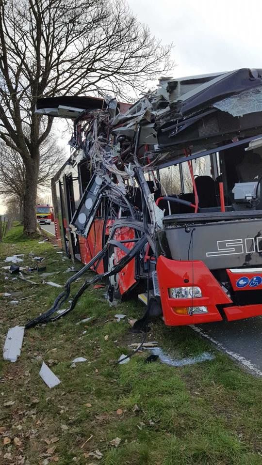 В автобусе находились 28 пассажиров, в основном ученики местной школы.
