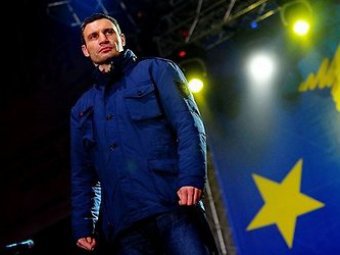 Виталий Кличко в настоящий момент возглавляет украинскую оппозиционную партию "УДАР", которая проводит акции протеста в Киеве.