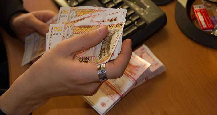 Proiectul de lege care îi obligă pe moldoveni să restituie banii furați din sistemul bancar este unul viciat şi îi va afecta grav pe oamenii de rând. Foto: sputnik.md