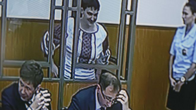Журналисты наблюдают за процессом по видеосвязи из комнаты для прессы.