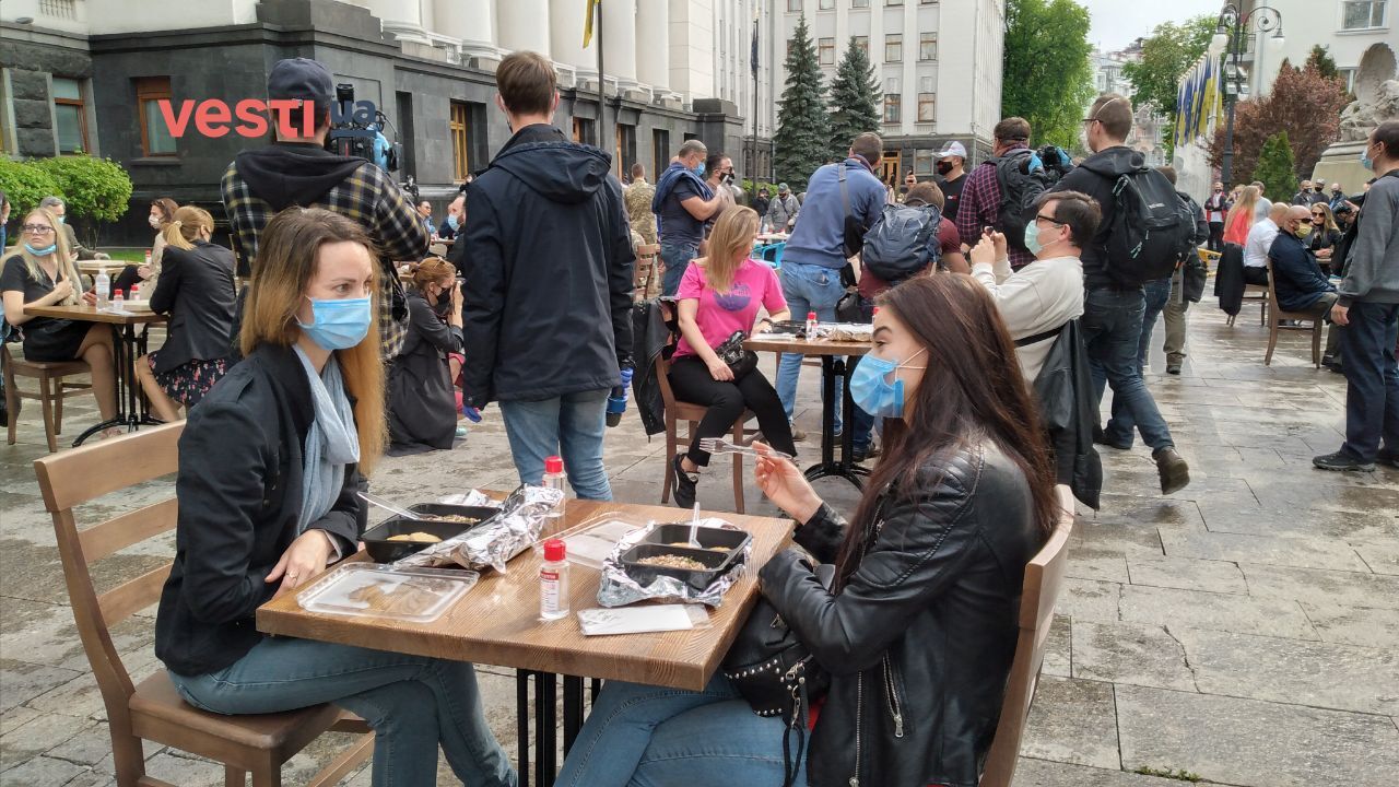 В Киеве возле офиса Зеленского рестораторы устроили протест-пикник.
