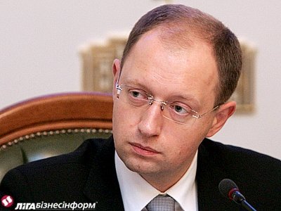 Яценюк: Из 249 тысяч сократят около 24 тысяч чиновников.  Фото: file.liga.net