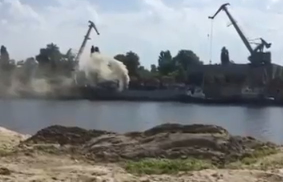 Опубликовано видео пожара на бывшем заводе Порошенко.