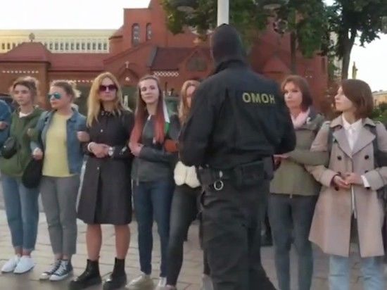 В Минске женщины на митинге "отбили" мужчину у ОМОНа.