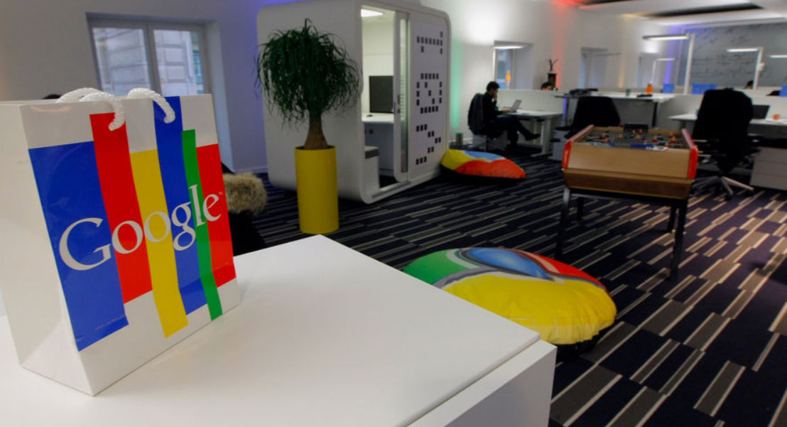 Сотрудникам Google предложили работать на улице из-за слабого интернета в офисе.
