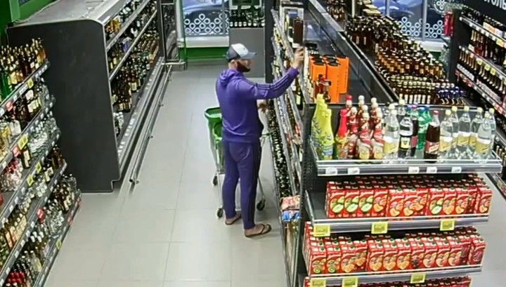 В России грабитель на глазах охранника вынес из магазина алкоголь на $1,5 тыс.