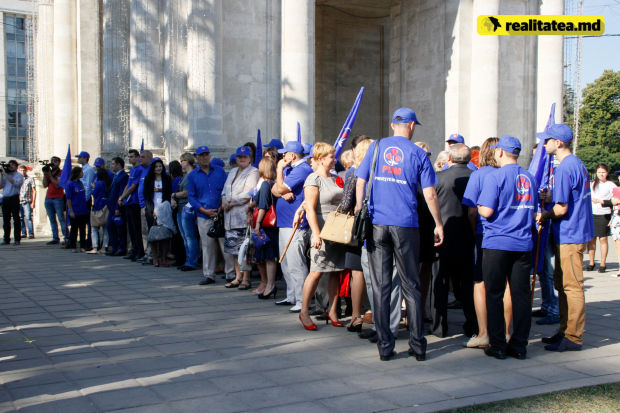 Pensionarii și bugetarii au donat zeci de mii de lei PD-ului pentru campania electorală. Foto: realitatea.md