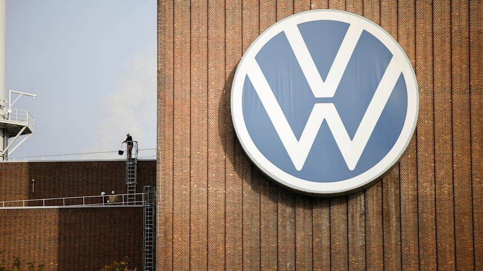 Volkswagen intenționează să închidă cel puțin trei fabrici în Germania.