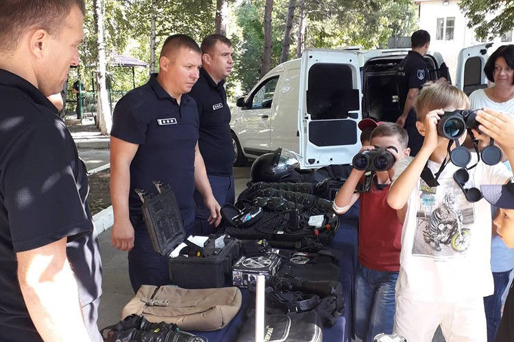 Пограничная полиция открыла свои двери для всех заинтересованных людей.