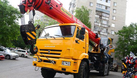 Un bărbat a furat un garaj cu ajutorul unei macarale