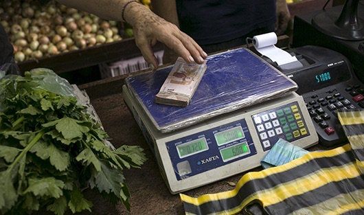 На текущий момент за самую крупную купюру венесуэльского боливара на черном рынке дают пять американских центов.