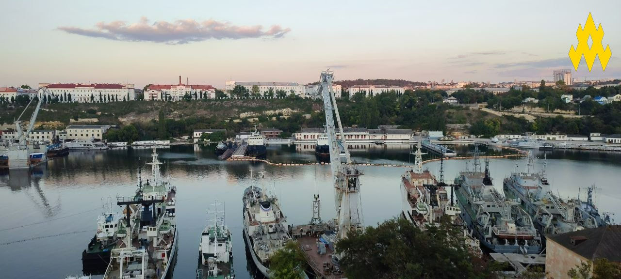 РФ выводит корабли из Севастопольской бухты.