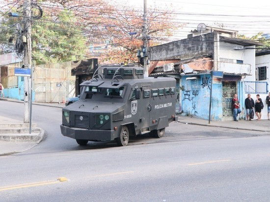 В операции полиции против автоугонщиков в Рио-де-Жанейро погибли 18 человек.