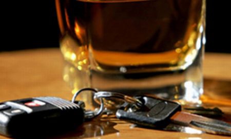 Fiind oprit de poliție, șoferul de 36 ani, care avea alături un pasager de 30 de ani, a încercat să fugă de la fața locului.