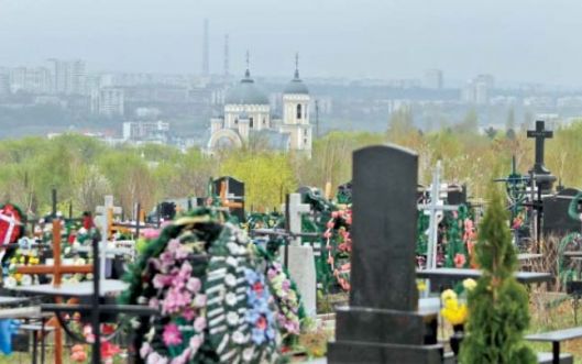Придя на кладбище, зажечь свечку, совершить молитву, по желанию прочитать акафист об упокоении усопших, молча вспомнить покойного. Фото: trm.md