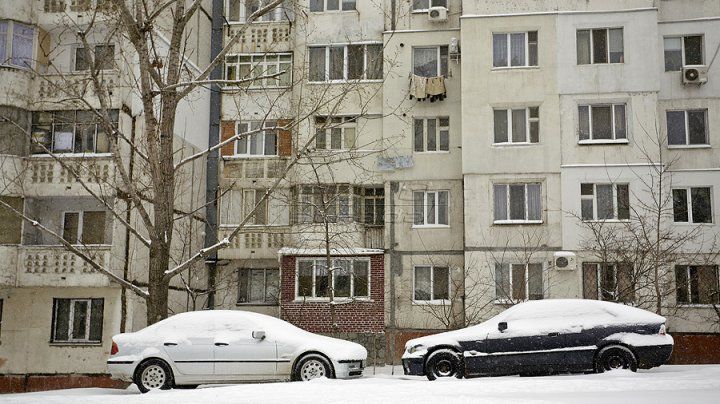 Căile de acces în curţile unor blocuri din Capitală, reabilitate