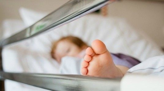 Мать ребенка, выпавшего из окна на Телецентре, до сих пор не пришла к нему в больницу.
