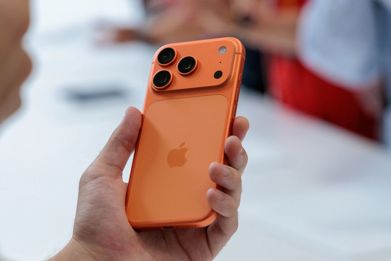 Акции Apple упали после презентации трех новых iPhone.