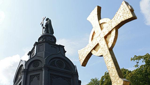 Авторы петиции считают, что князь Владимир "захватил престол" в Киеве и убил "законного" князя Ярополка.