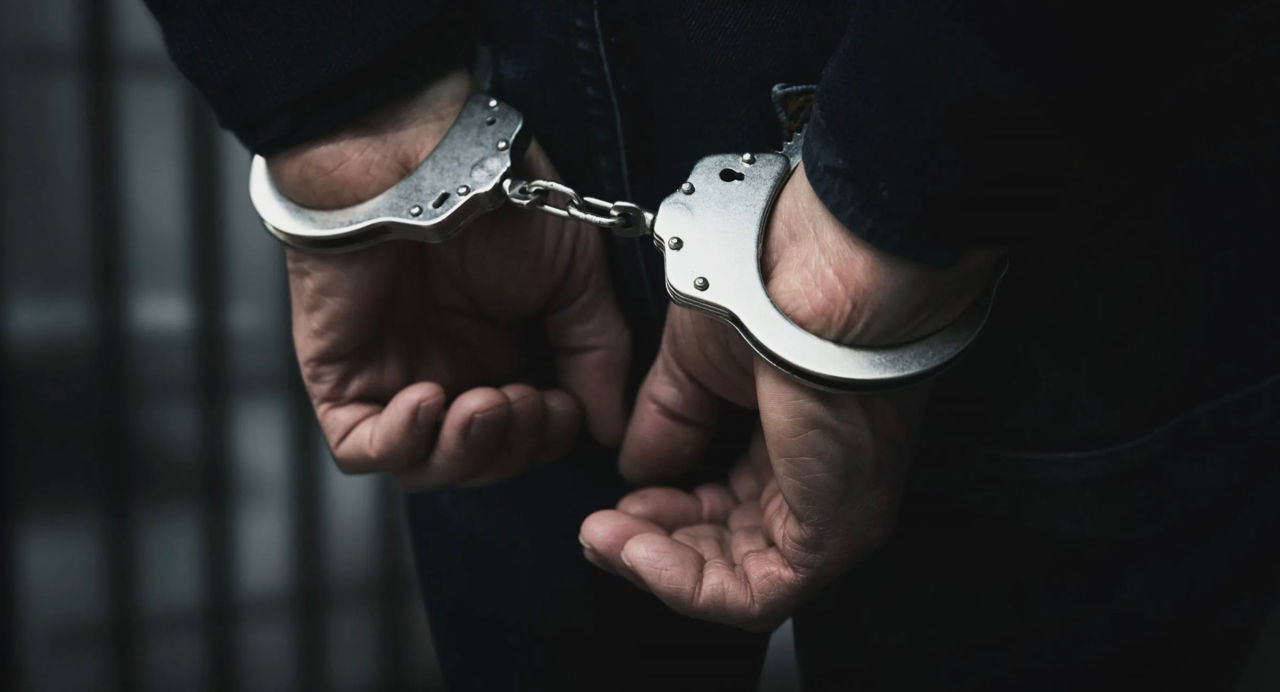 Un angajat al unei companii de pază, condamnat la trei ani de închisoare: A bătut un trecător.