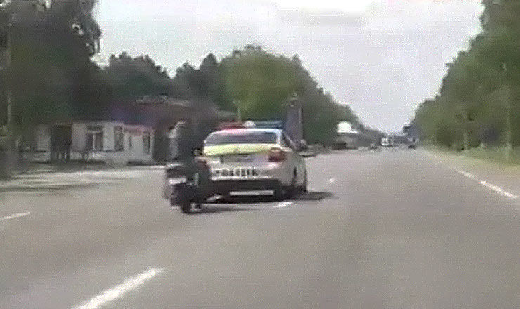 Пытавшийся удрать от полиции мотоциклист упал на трассе в Единцах. 