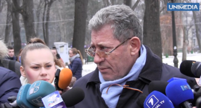 După aproape 6-7 minute acesta a reușit să citească comentariu pe care îl pregătise.