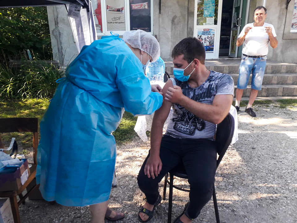 На севере республики мобильные бригады врачей привили более 500 человек.